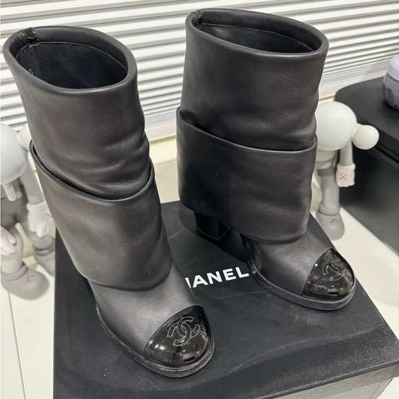 Chanel Woman’s fold over heel Boots size 38 black leather - Picture 1 of 7